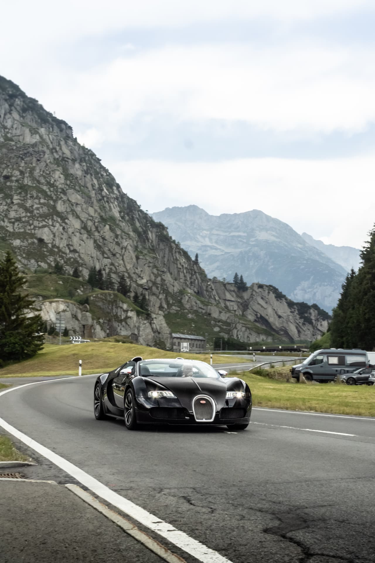 Bugatti Veyron Grand Sport noire en mouvement