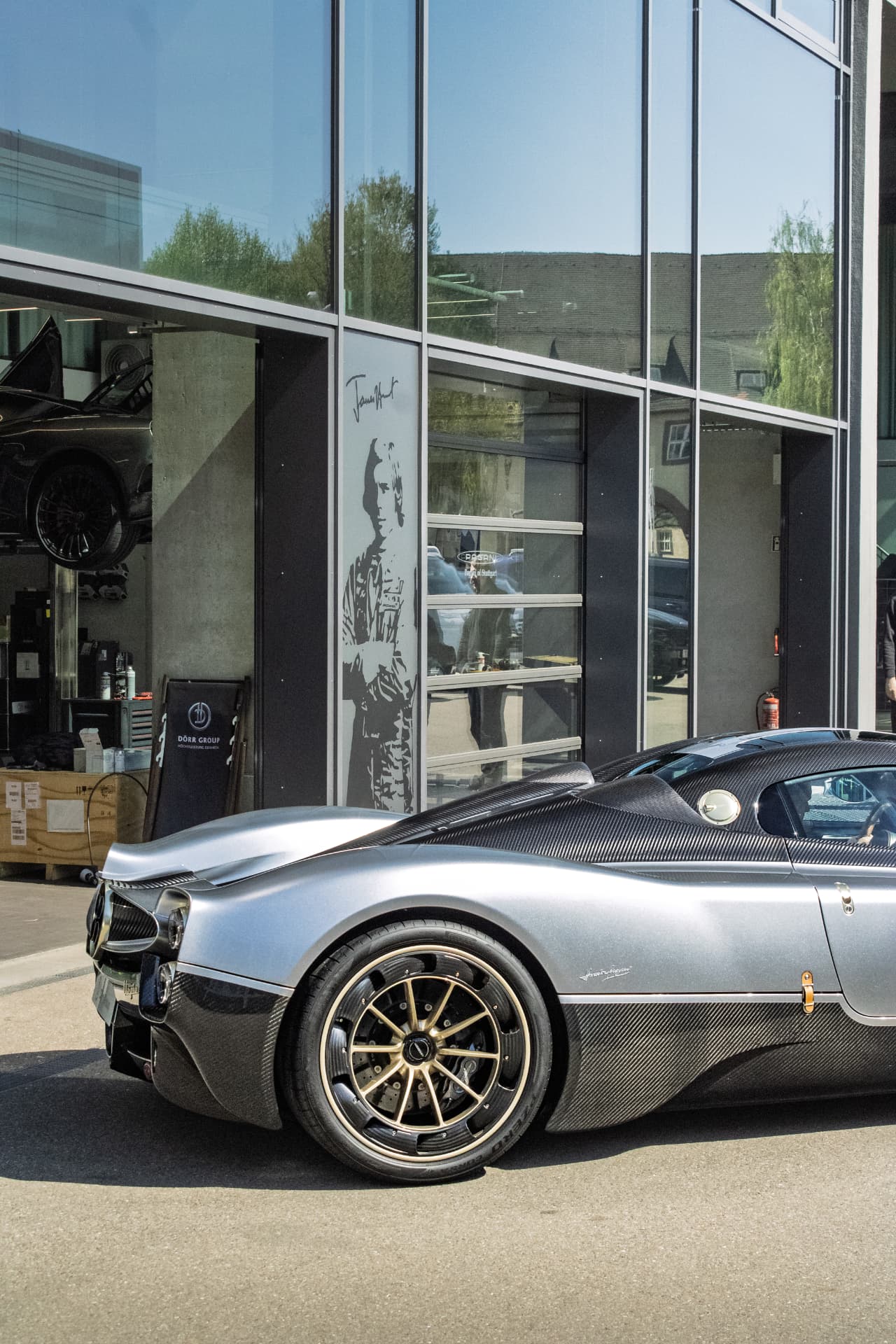 Arrière de la Pagani Utopia et sa roue dorée