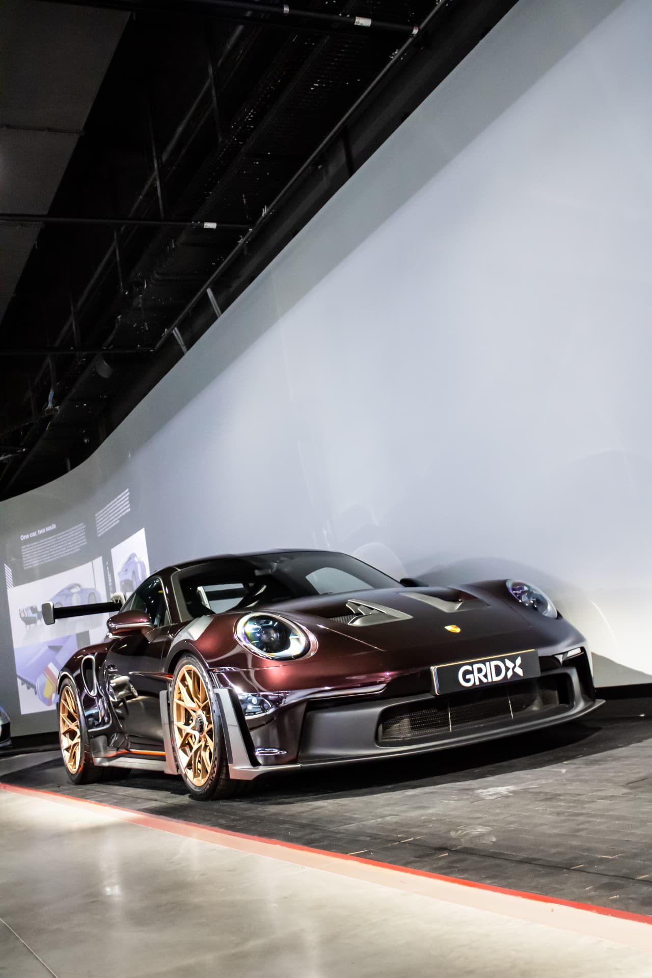 Porsche 992 GT3 RS bordeaux de face à GRID X