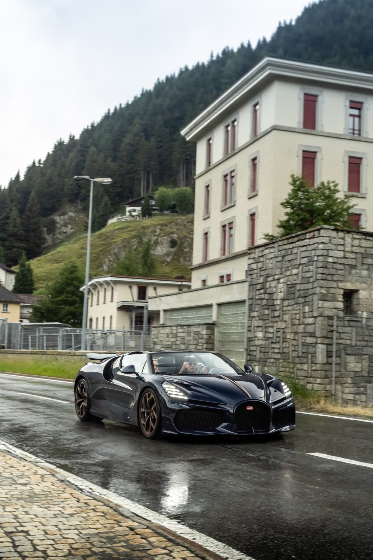 Bugatti Mistral noire en trois-quarts avant