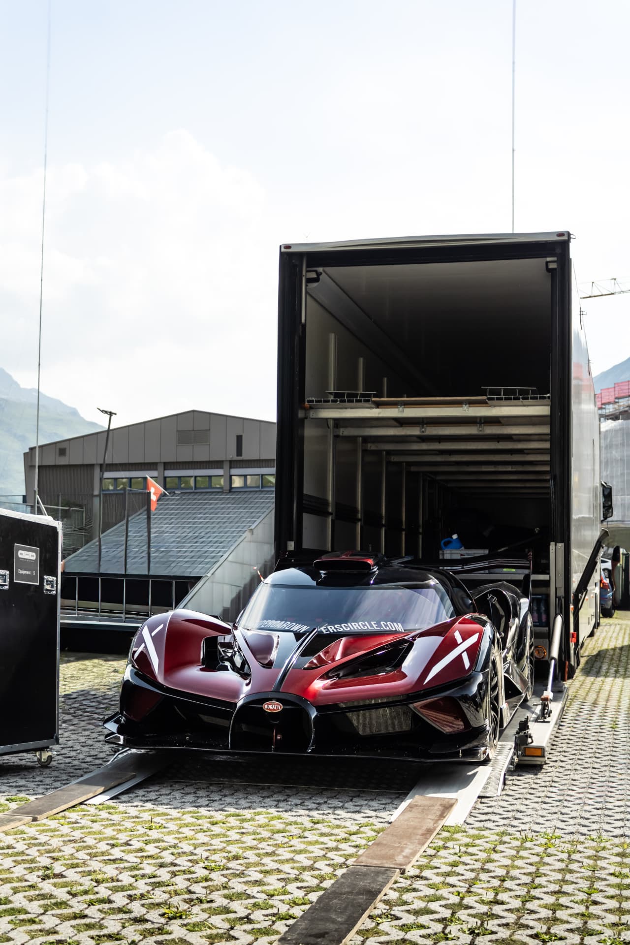 Bugatti Bolide de face sur la rampe du camion