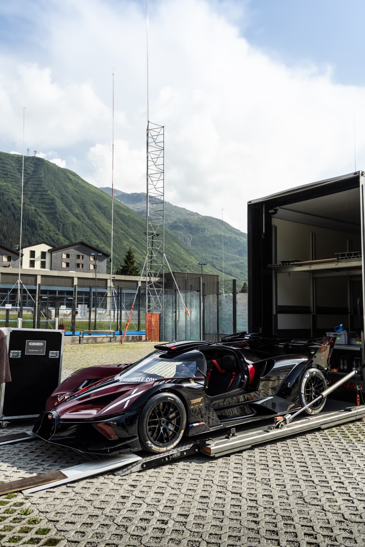 Bugatti Bolide de profil devant les montagnes d'Andermatt