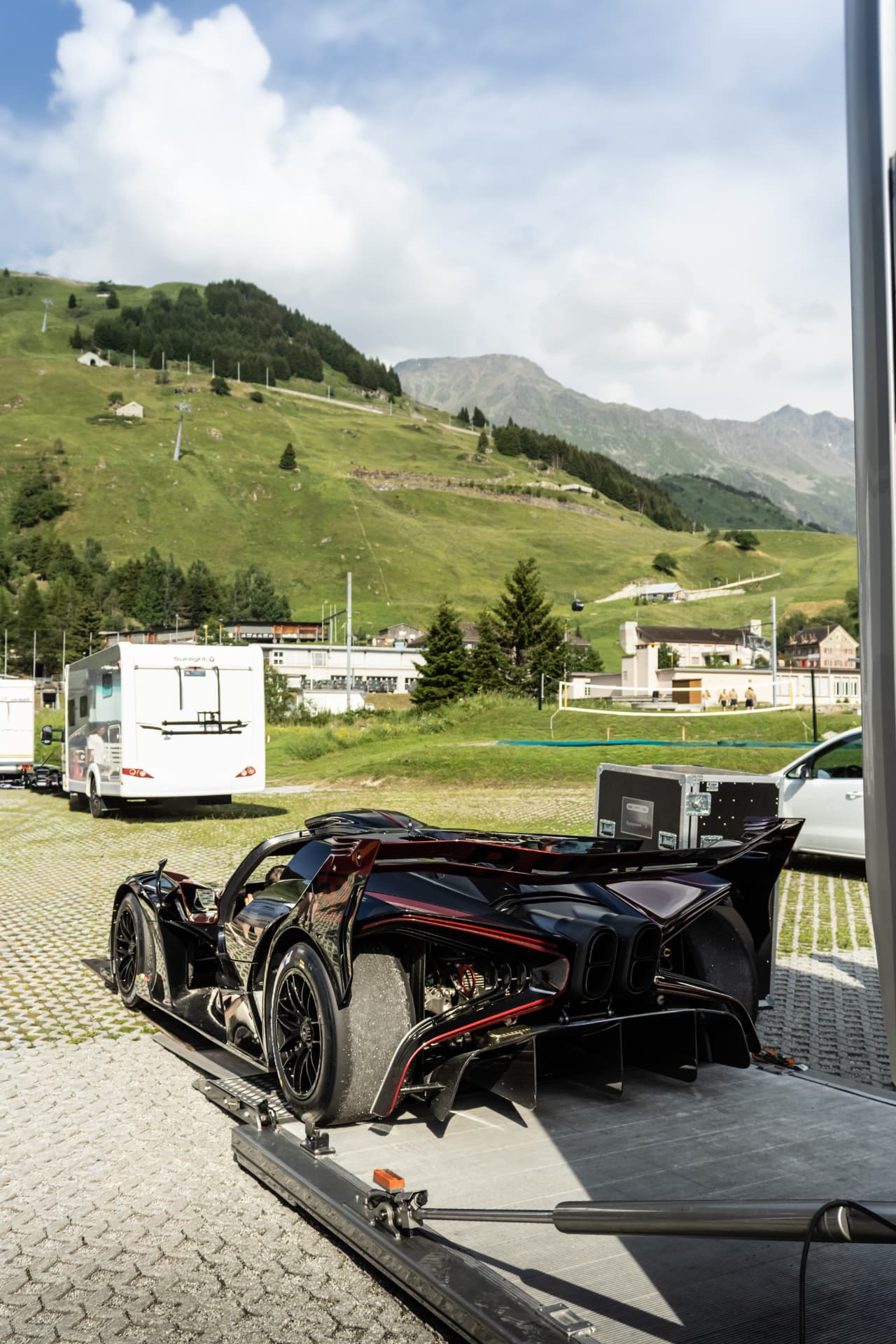 Trois-quarts arrière de la Bugatti Bolide sur le plateau