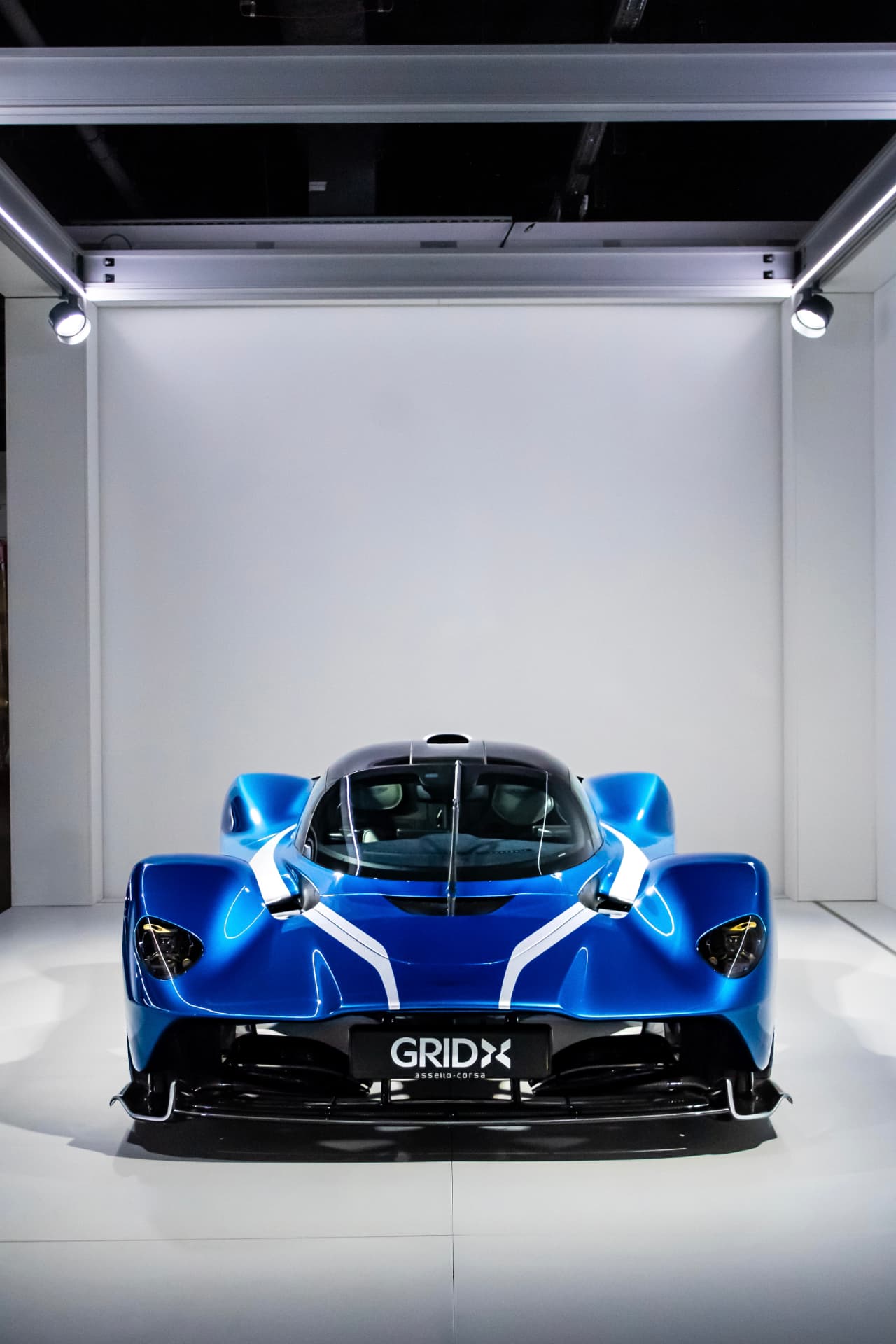 Aston Martin Valkyrie Spider bleue à GRID X