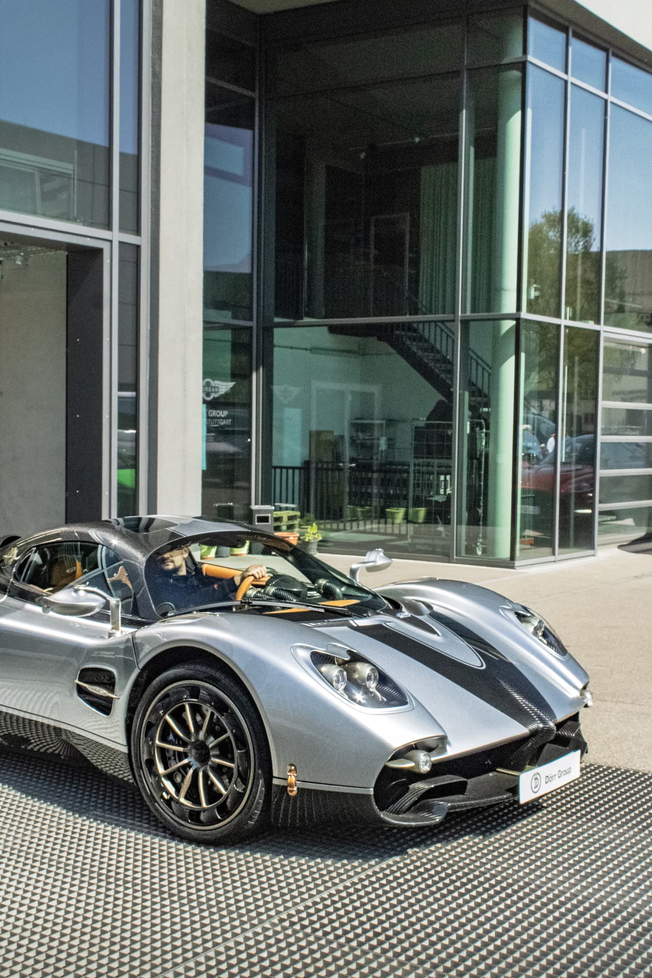 Pagani Utopia en mouvement devant le showroom