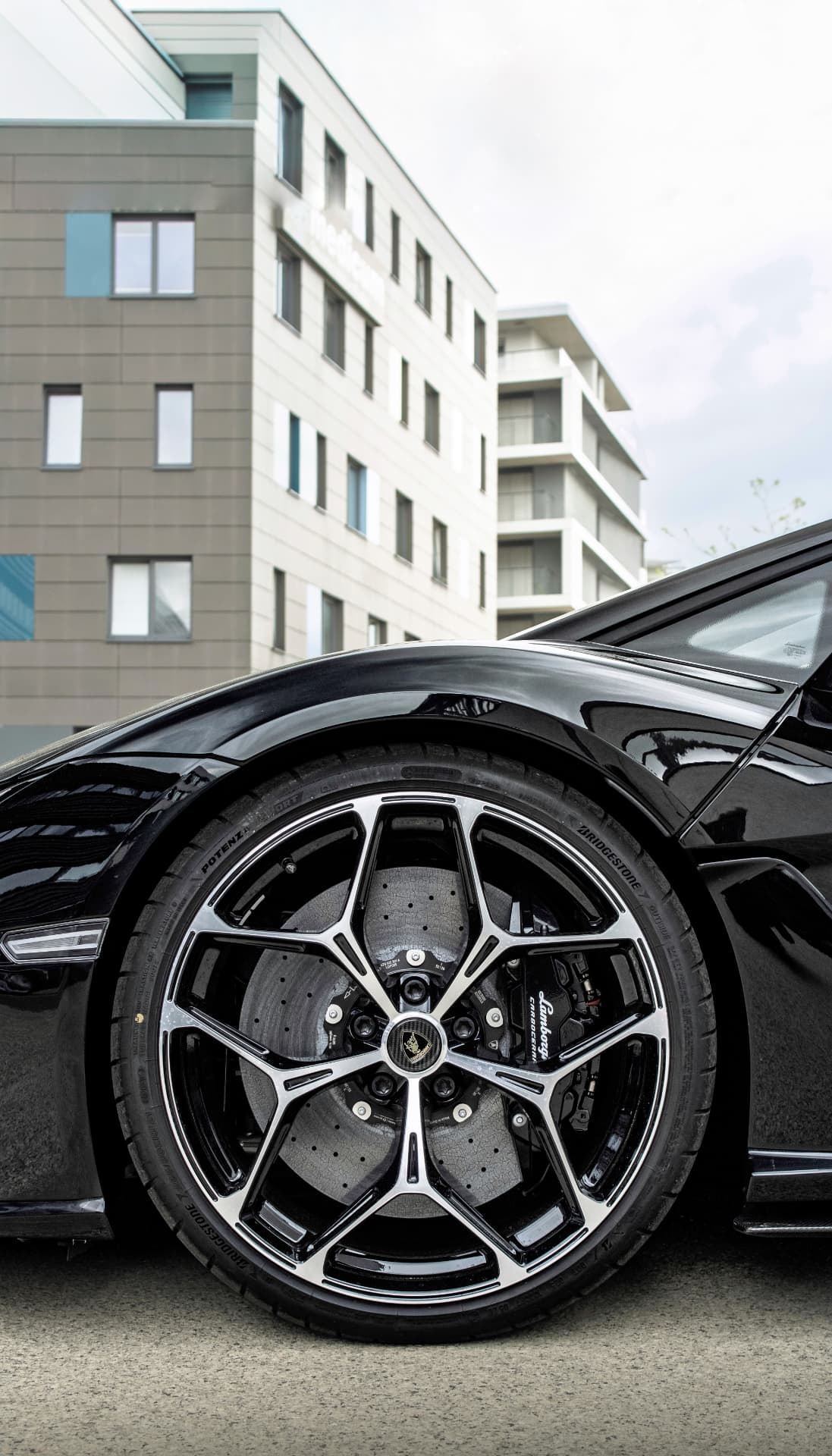 Lamborghini Revuelto — 3