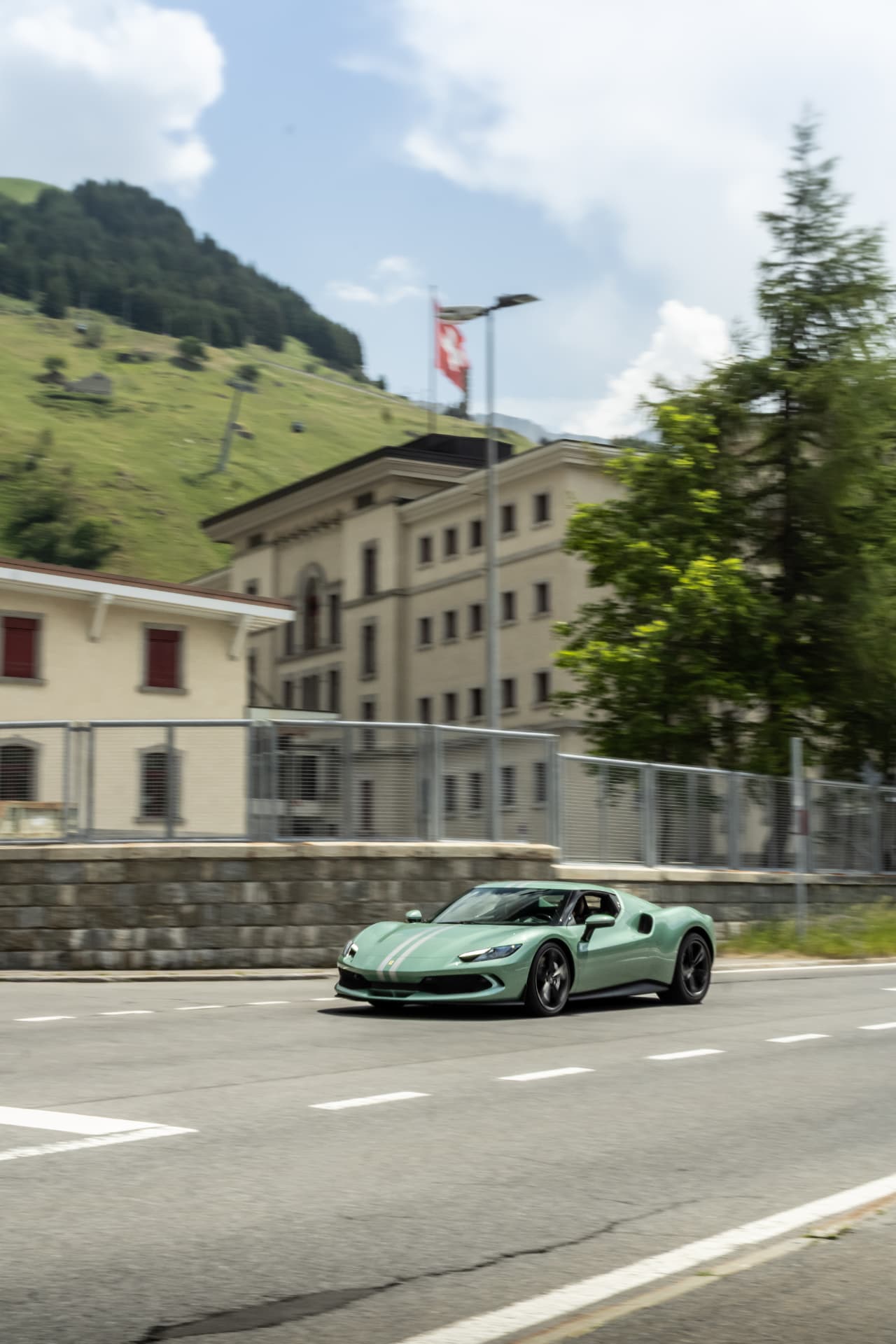 Ferrari 206 GTS en mouvement sur route alpine