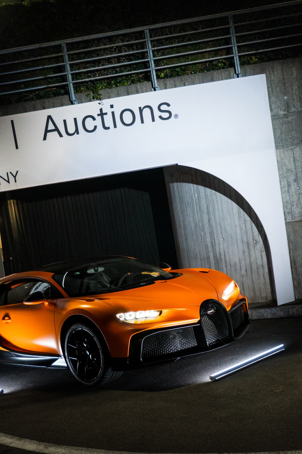Trois-quarts avant sous l'enseigne Auctions