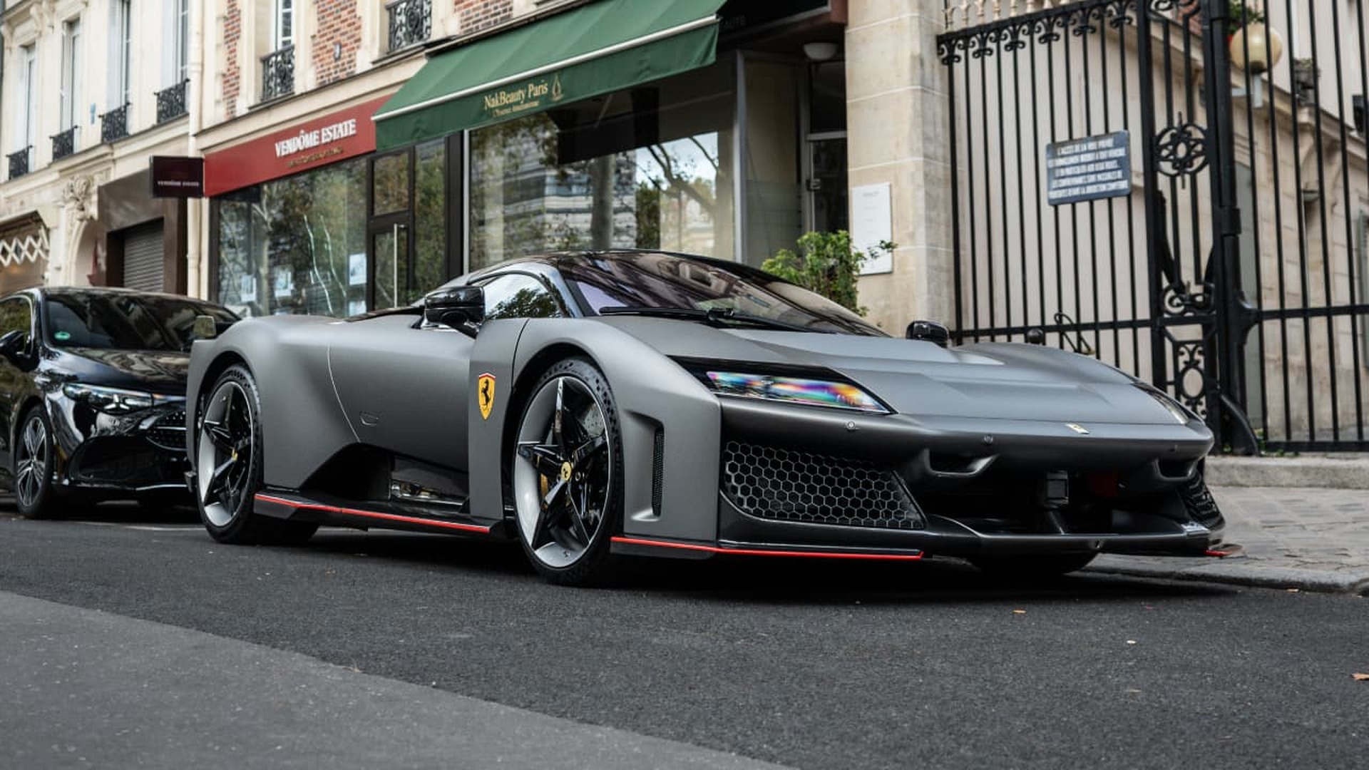 Ferrari F80 grise dans une rue parisienne