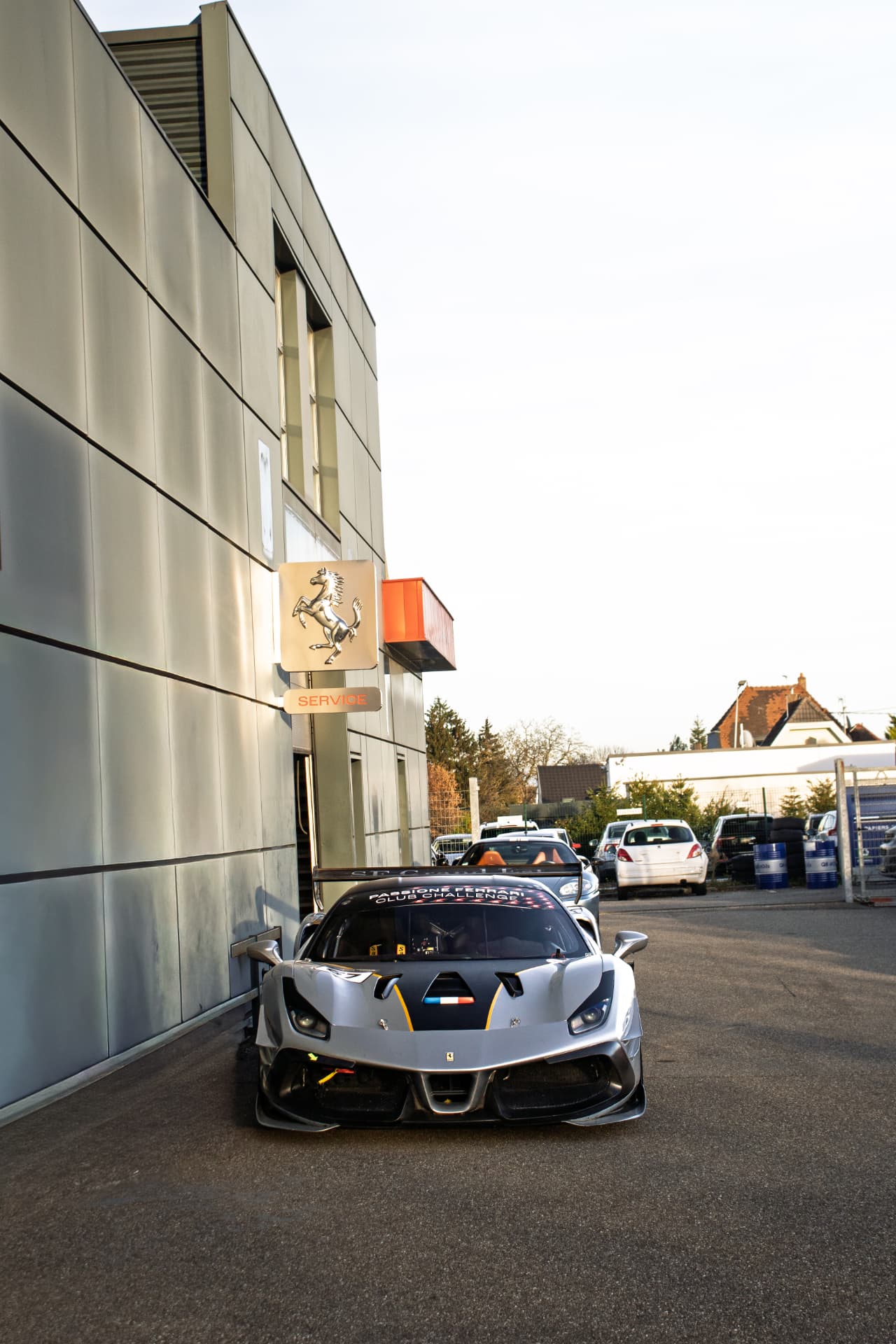 Vue de face devant l'atelier Ferrari