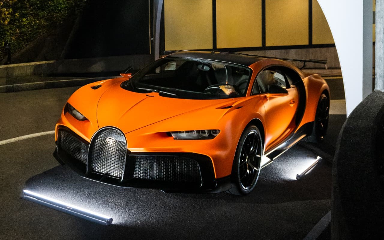 Bugatti Chiron Pur Sport orange devant l'arche Broad Arrow Auctions