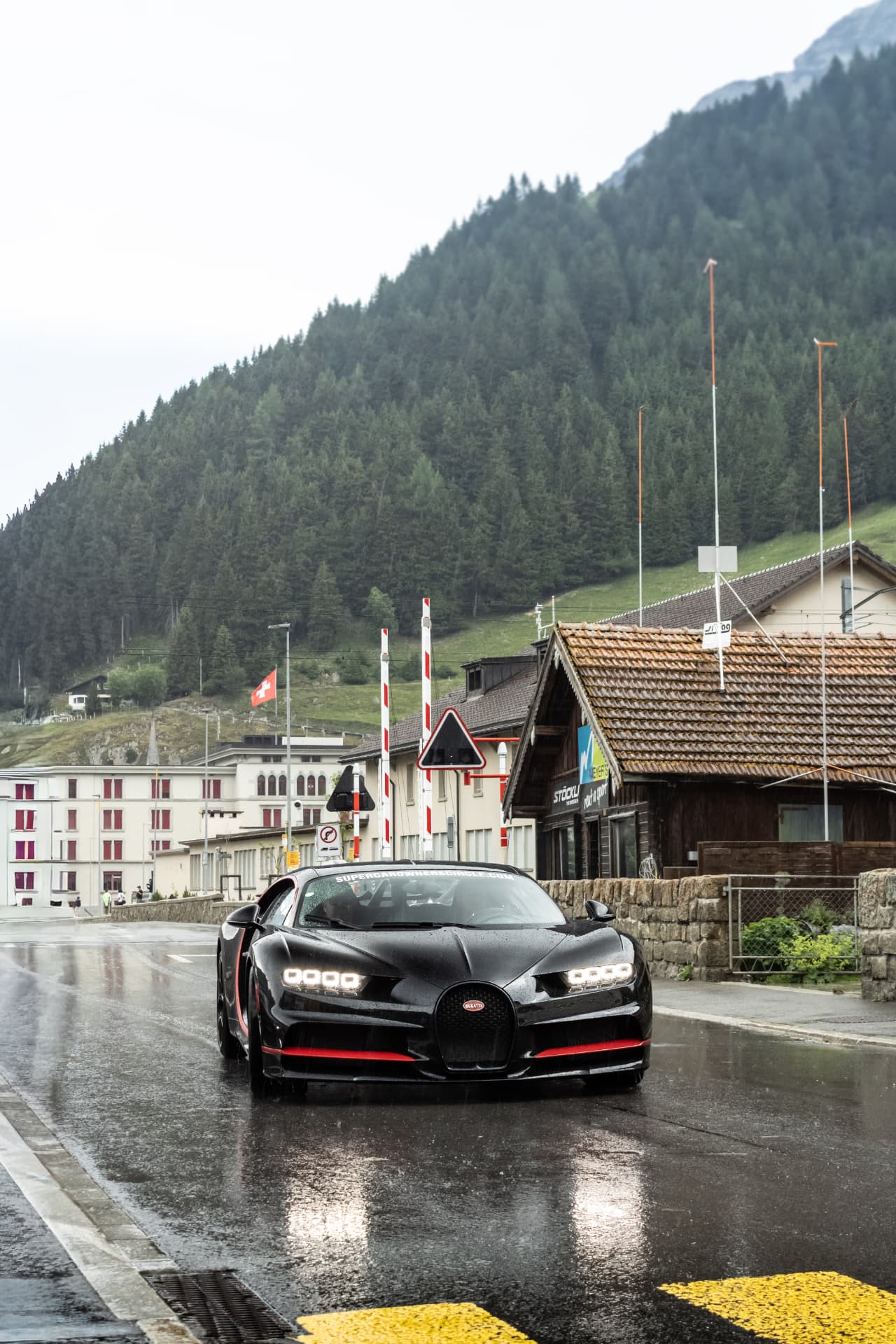 Bugatti Chiron Sport de face sur chaussée mouillée