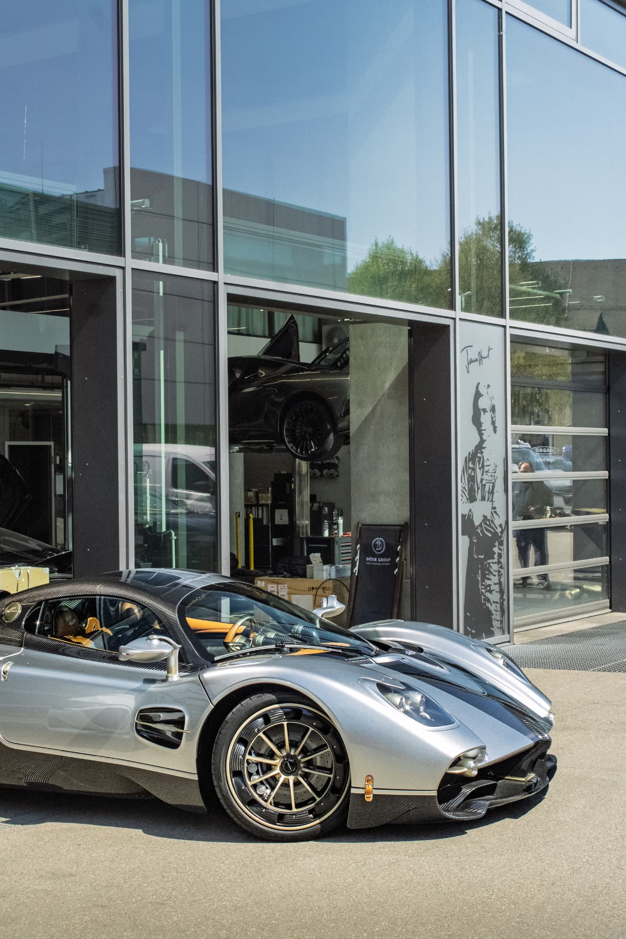 Pagani Utopia argentée de profil devant le showroom