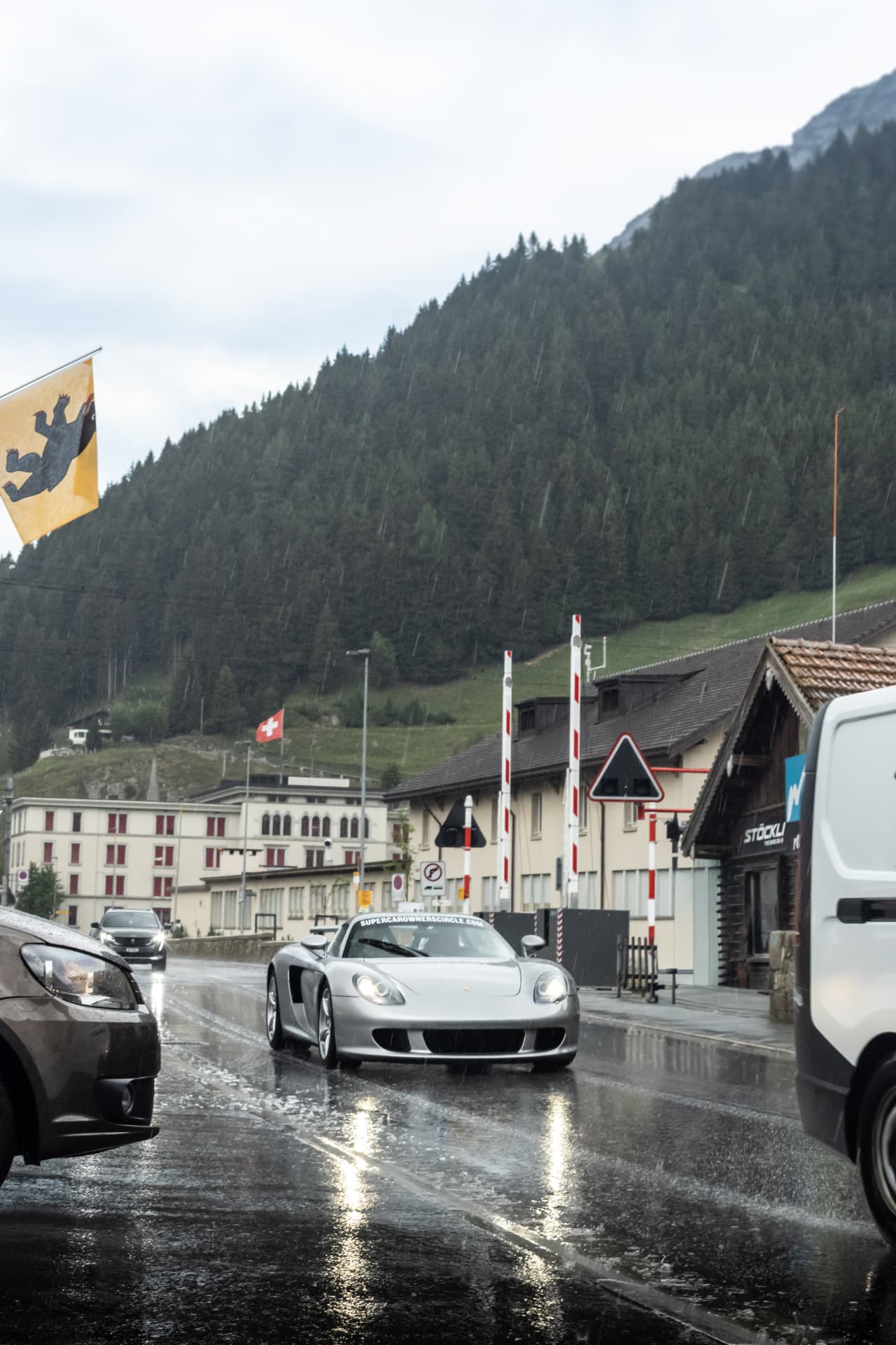 Porsche Carrera GT blanche sous la pluie