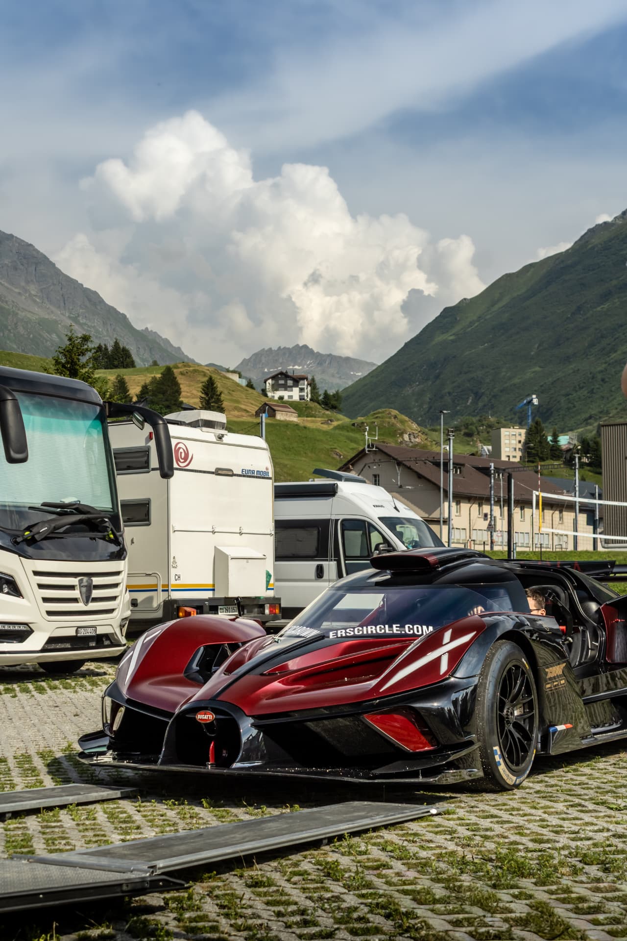 Bugatti Bolide en trois-quarts avant sur le parking