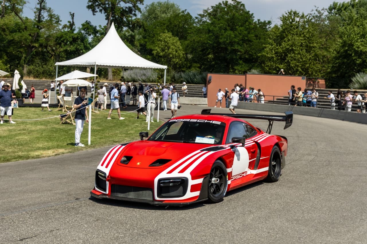 Porsche 935 rouge et blanche au Concours International d'Élégance Schlumpf à Mulhouse
