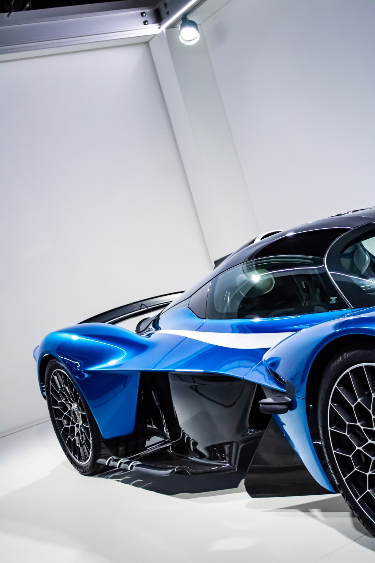 Aston Martin Valkyrie Spider bleue à GRID X