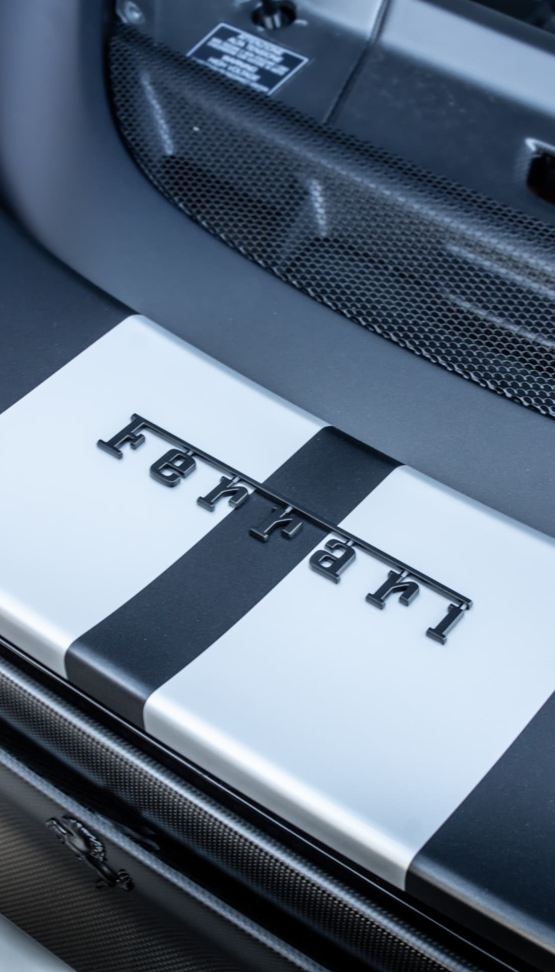 Logo Ferrari sur le capot arrière