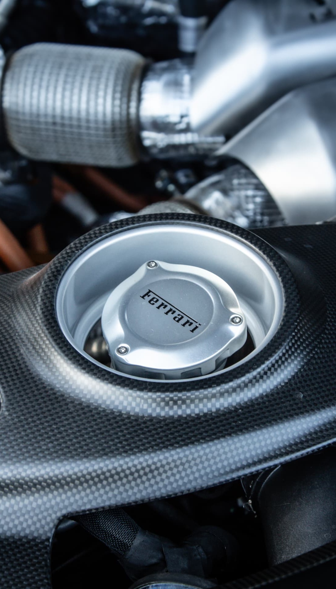 Bouchon Ferrari dans le compartiment moteur