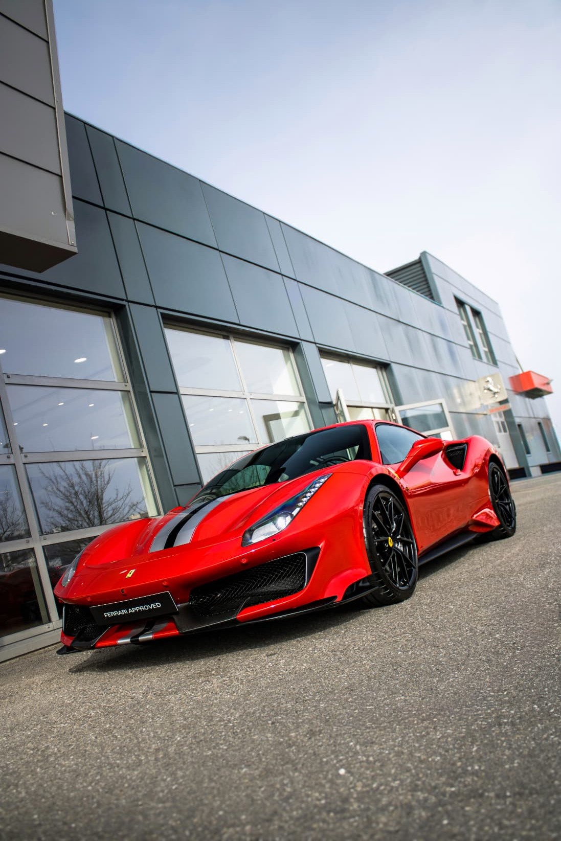 Vue d'ensemble devant les locaux Ferrari
