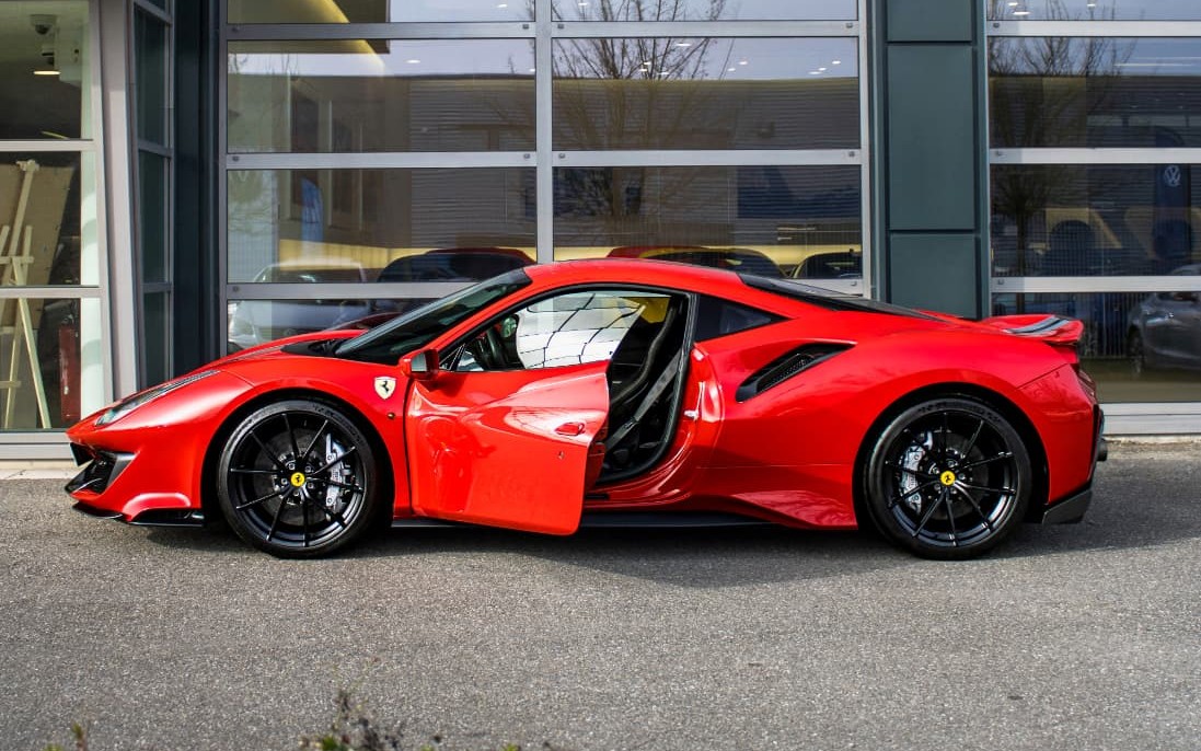Ferrari 488 Pista de profil, portière ouverte