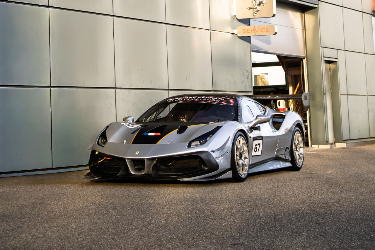Ferrari 488 Challenge EVO devant le bâtiment Ferrari