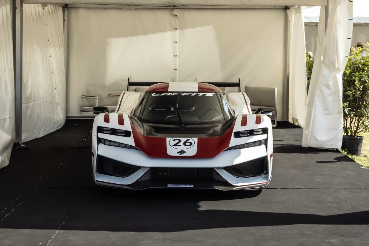 Laffite LM1 blanche et rouge de face sous sa tente au Concours International d'Élégance Schlumpf