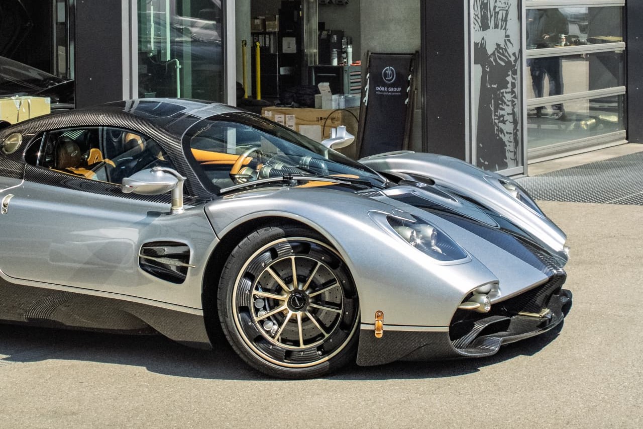 Pagani Utopia argentée de profil chez Dörr Group