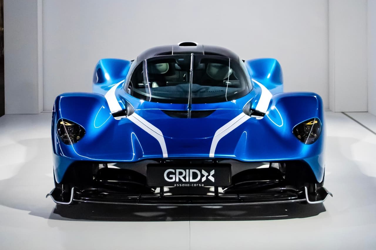Aston Martin Valkyrie Spider bleue de face à GRID X