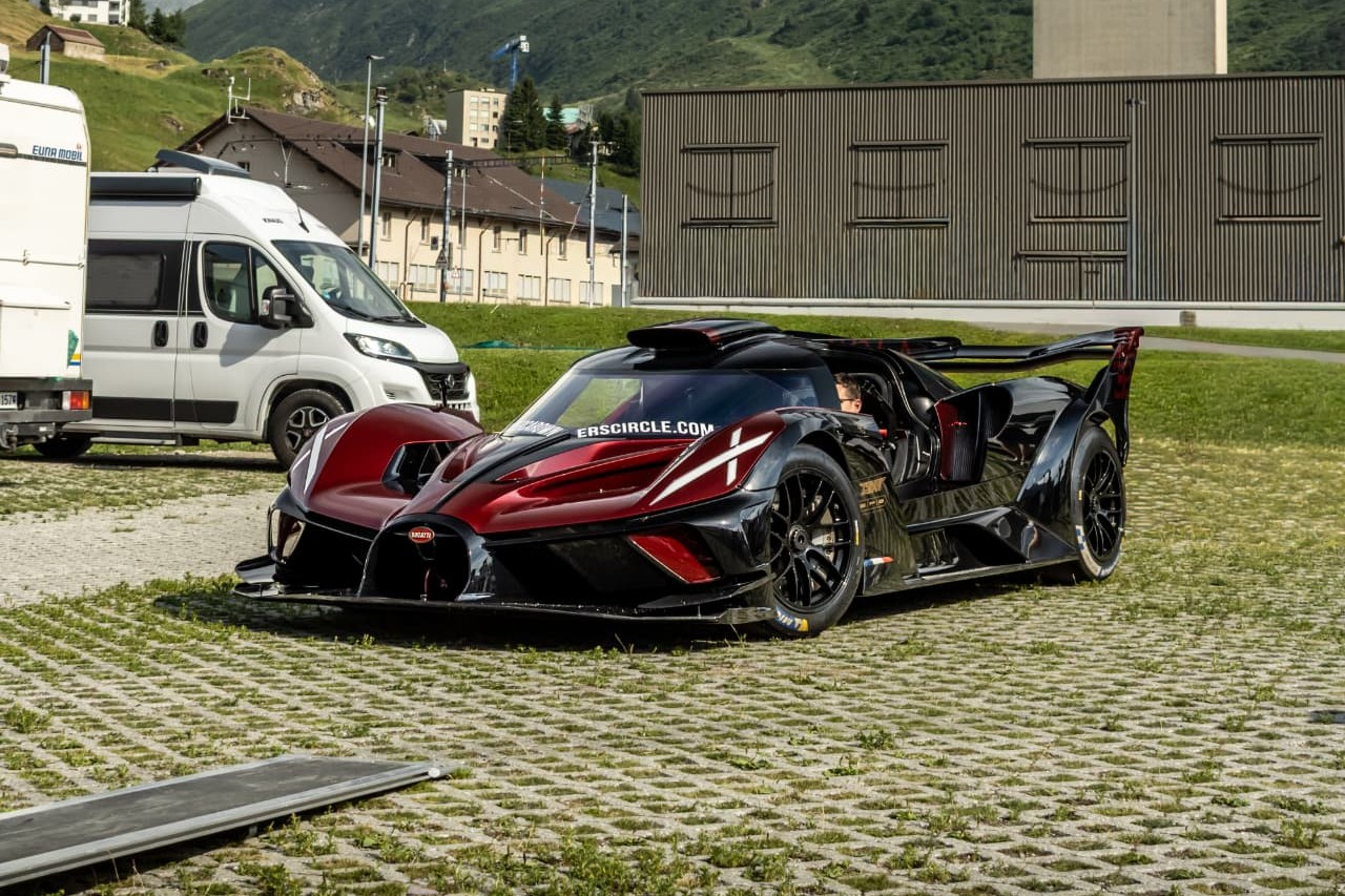 Bugatti Bolide rouge foncé et noire en trois-quarts avant à Andermatt